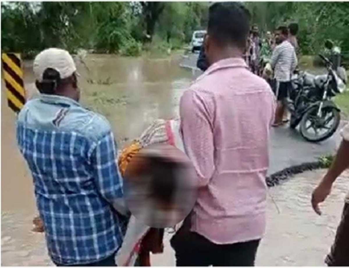 गुजरात : बारिश के कारण समय पर अस्पताल नहीं पहुंचने से लड़की की मौत